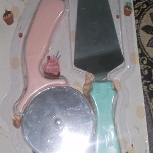 pizza cutter and server